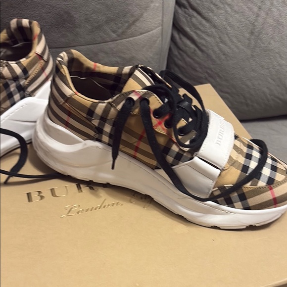 Burberry sneakers - Picture 9 of 12